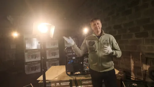 Работа генератора с подключенным к нему софитом мощностью 1 кВт